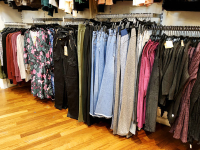 現(xiàn)代服裝零售 從衣架陳列到消費體驗的革新